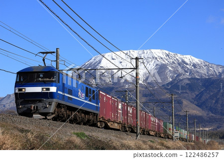 白雪皚皚的伊吹山和行駛在東海道線上的EF210貨運列車 122486257