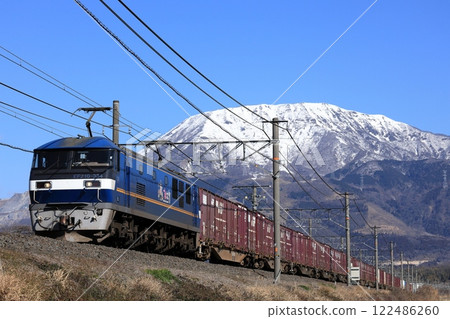 白雪皚皚的伊吹山和行駛在東海道線上的EF210貨運列車 122486260