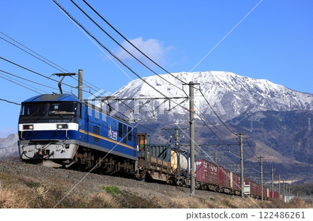 白雪皚皚的伊吹山和行駛在東海道線上的EF210貨運列車 122486261