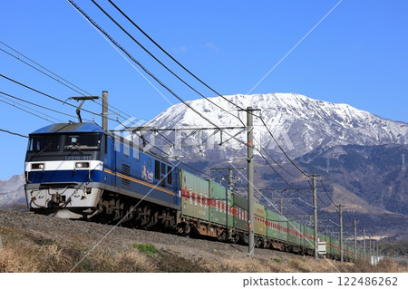 白雪皚皚的伊吹山和行駛在東海道線上的EF210貨運列車 122486262
