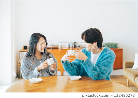 年輕夫婦一邊喝咖啡一邊微笑和交談 122486278