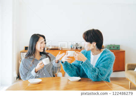 年輕夫婦一邊喝咖啡一邊微笑和交談 122486279