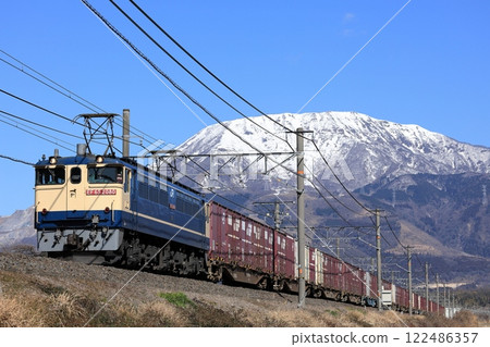 白雪皚皚的伊吹山和行駛在東海道線上的EF65貨運列車 122486357