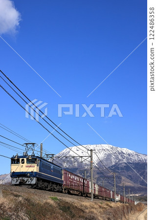 白雪皚皚的伊吹山和行駛在東海道線上的EF65貨運列車 122486358