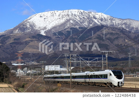 白雪皚皚的伊吹山和白鷺特快列車 122486438