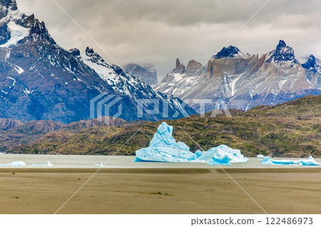View from the far end of Lago Grey with icebergs and dramatic mountain backdrop in Torres del Paine 122486973