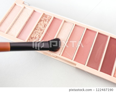 Apply eyeshadow with a brush Apply eyeshadow with a brush 122487190