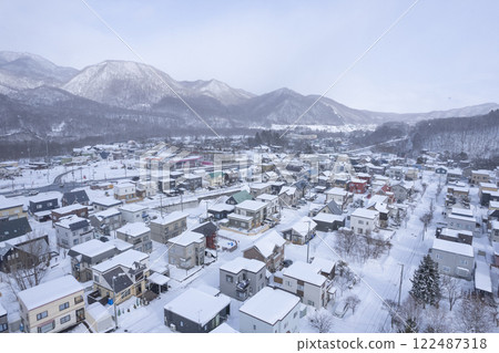 降雪中的居住區（鳥瞰圖） 122487318
