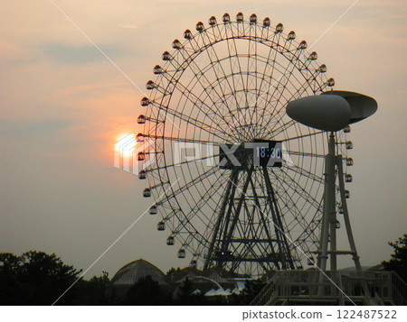 Ferris wheel shining in the sunset Ferris wheel shining in the sunset 122487522