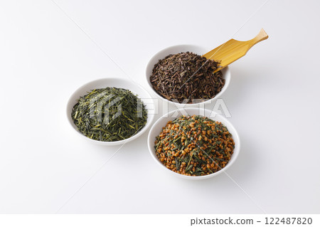 盤子裡的綠茶、烤綠茶和糙米茶葉 盤子裡的綠茶、烤綠茶和糙米茶葉 122487820