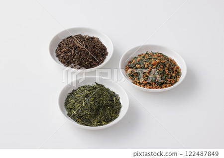 盤子裡的綠茶、烤綠茶和糙米茶葉 122487849