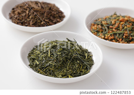 盤子裡的綠茶、烤綠茶和糙米茶葉 盤子裡的綠茶、烤綠茶和糙米茶葉 122487853