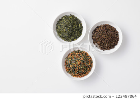 盤子裡的綠茶、烤綠茶和糙米茶葉 盤子裡的綠茶、烤綠茶和糙米茶葉 122487864