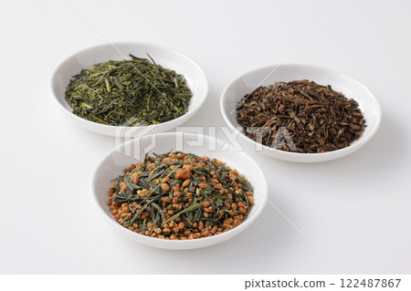 盤子裡的綠茶、烤綠茶和糙米茶葉 盤子裡的綠茶、烤綠茶和糙米茶葉 122487867