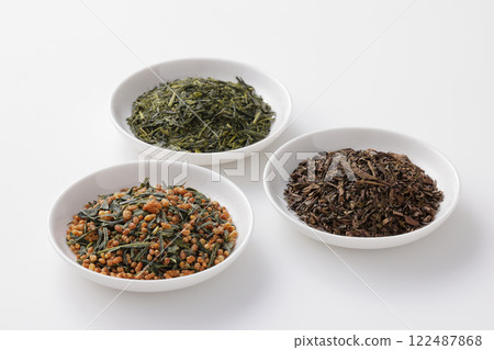 盤子裡的綠茶、烤綠茶和糙米茶葉 盤子裡的綠茶、烤綠茶和糙米茶葉 122487868