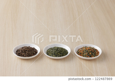 盤子裡的綠茶、烤綠茶和糙米茶葉 盤子裡的綠茶、烤綠茶和糙米茶葉 122487869