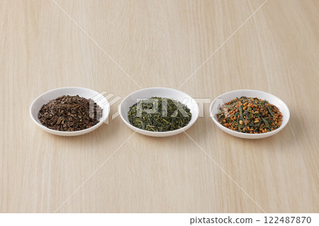 盤子裡的綠茶、烤綠茶和糙米茶葉 122487870
