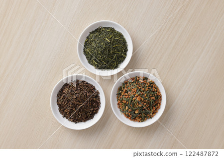 盤子裡的綠茶、烤綠茶和糙米茶葉 盤子裡的綠茶、烤綠茶和糙米茶葉 122487872