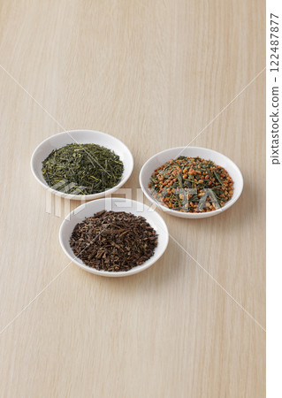 Green tea, roasted green tea and brown rice tea leaves on a plate 122487877