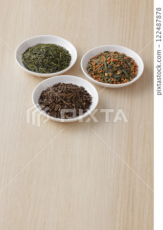 Green tea, roasted green tea and brown rice tea leaves on a plate 122487878