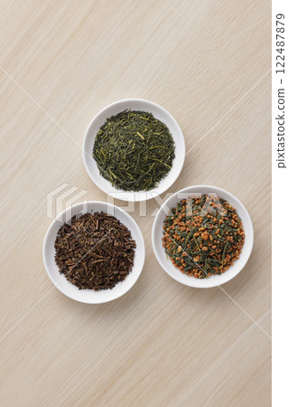 Green tea, roasted green tea and brown rice tea leaves on a plate 122487879