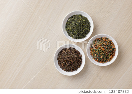 Green tea, roasted green tea and brown rice tea leaves on a plate 122487883