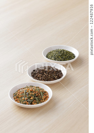 盤子裡的綠茶、烤綠茶和糙米茶葉 盤子裡的綠茶、烤綠茶和糙米茶葉 122487916