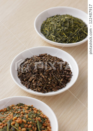 盤子裡的綠茶、烤綠茶和糙米茶葉 盤子裡的綠茶、烤綠茶和糙米茶葉 122487917