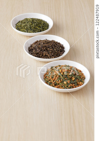 Green tea, roasted green tea and brown rice tea leaves on a plate 122487919