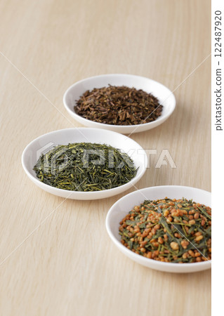 盤子裡的綠茶、烤綠茶和糙米茶葉 122487920