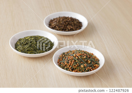 盤子裡的綠茶、烤綠茶和糙米茶葉 盤子裡的綠茶、烤綠茶和糙米茶葉 122487926