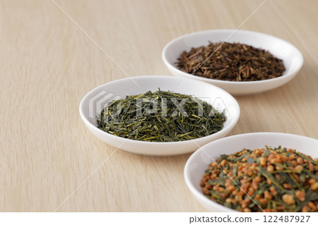 盤子裡的綠茶、烤綠茶和糙米茶葉 122487927