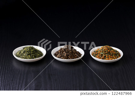 盤子裡的綠茶、烤綠茶和糙米茶葉 盤子裡的綠茶、烤綠茶和糙米茶葉 122487966