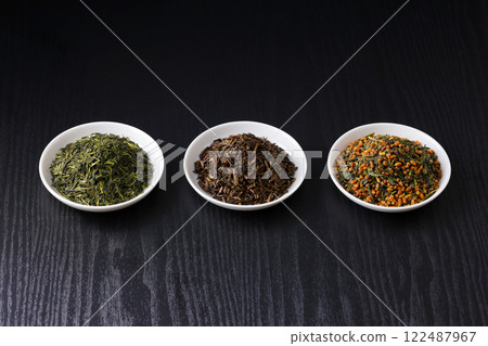 盤子裡的綠茶、烤綠茶和糙米茶葉 122487967