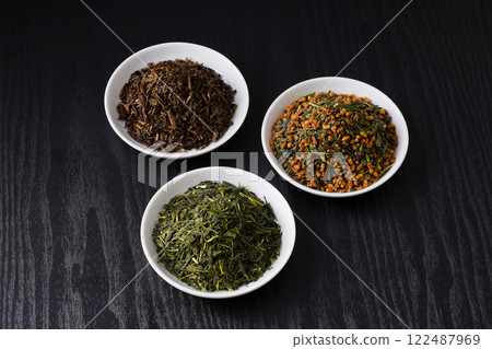 盤子裡的綠茶、烤綠茶和糙米茶葉 盤子裡的綠茶、烤綠茶和糙米茶葉 122487969