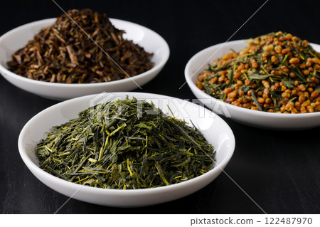 盤子裡的綠茶、烤綠茶和糙米茶葉 盤子裡的綠茶、烤綠茶和糙米茶葉 122487970