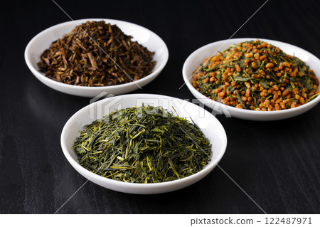 盤子裡的綠茶、烤綠茶和糙米茶葉 盤子裡的綠茶、烤綠茶和糙米茶葉 122487971
