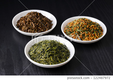 盤子裡的綠茶、烤綠茶和糙米茶葉 122487972