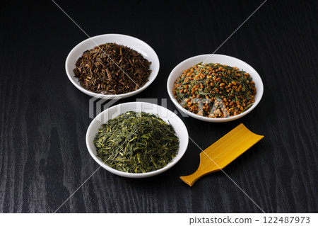 盤子裡的綠茶、烤綠茶和糙米茶葉 盤子裡的綠茶、烤綠茶和糙米茶葉 122487973