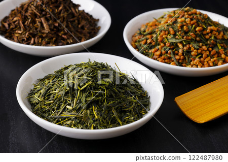 盤子裡的綠茶、烤綠茶和糙米茶葉 122487980