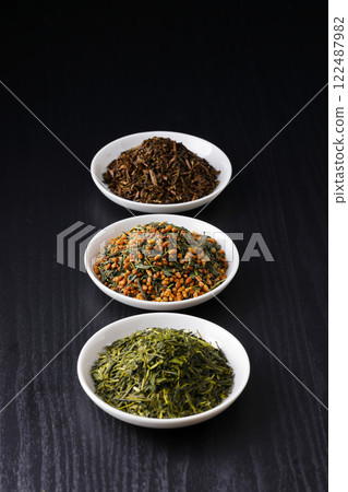 Green tea, roasted green tea and brown rice tea leaves on a plate 122487982