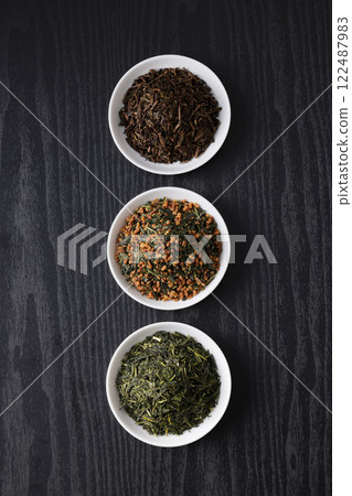 Green tea, roasted green tea and brown rice tea leaves on a plate 122487983