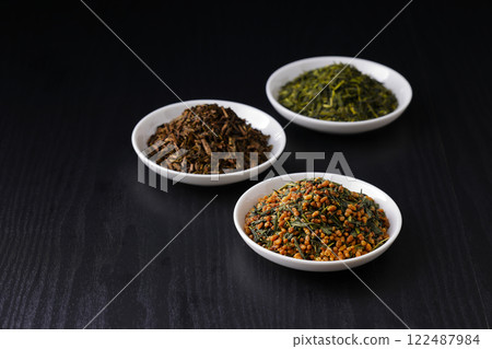 Green tea, roasted green tea and brown rice tea leaves on a plate 122487984