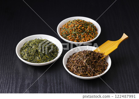 盤子裡的綠茶、烤綠茶和糙米茶葉 122487991