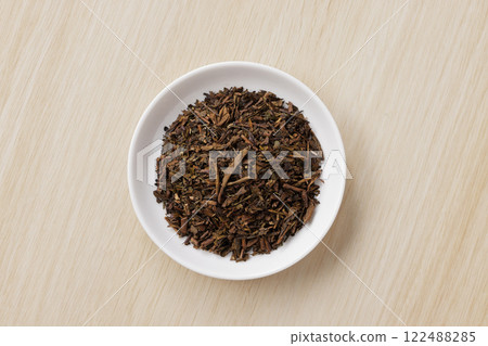 Hojicha tea leaves on a plate 122488285