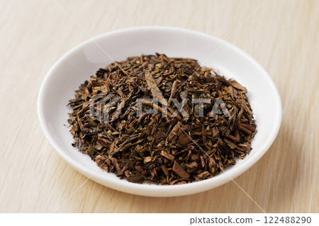 盤子上的焙茶茶葉 122488290