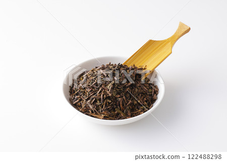 Hojicha tea leaves on a plate 122488298