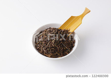 Hojicha tea leaves on a plate 122488300