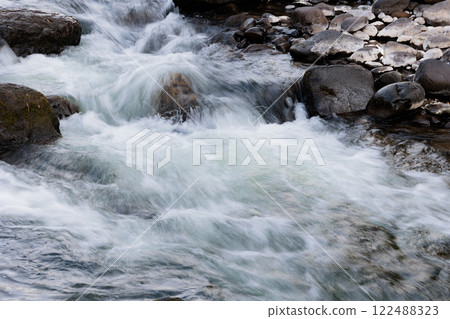 河流的流動：強大的自然美 122488323