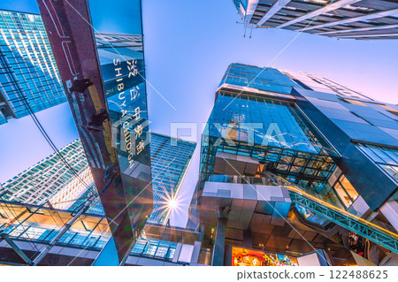 日本東京城市景觀：邁向輝煌時代…從澀谷中央街俯瞰東急廣場等地區 = 2025 年 1 月 10 日 122488625